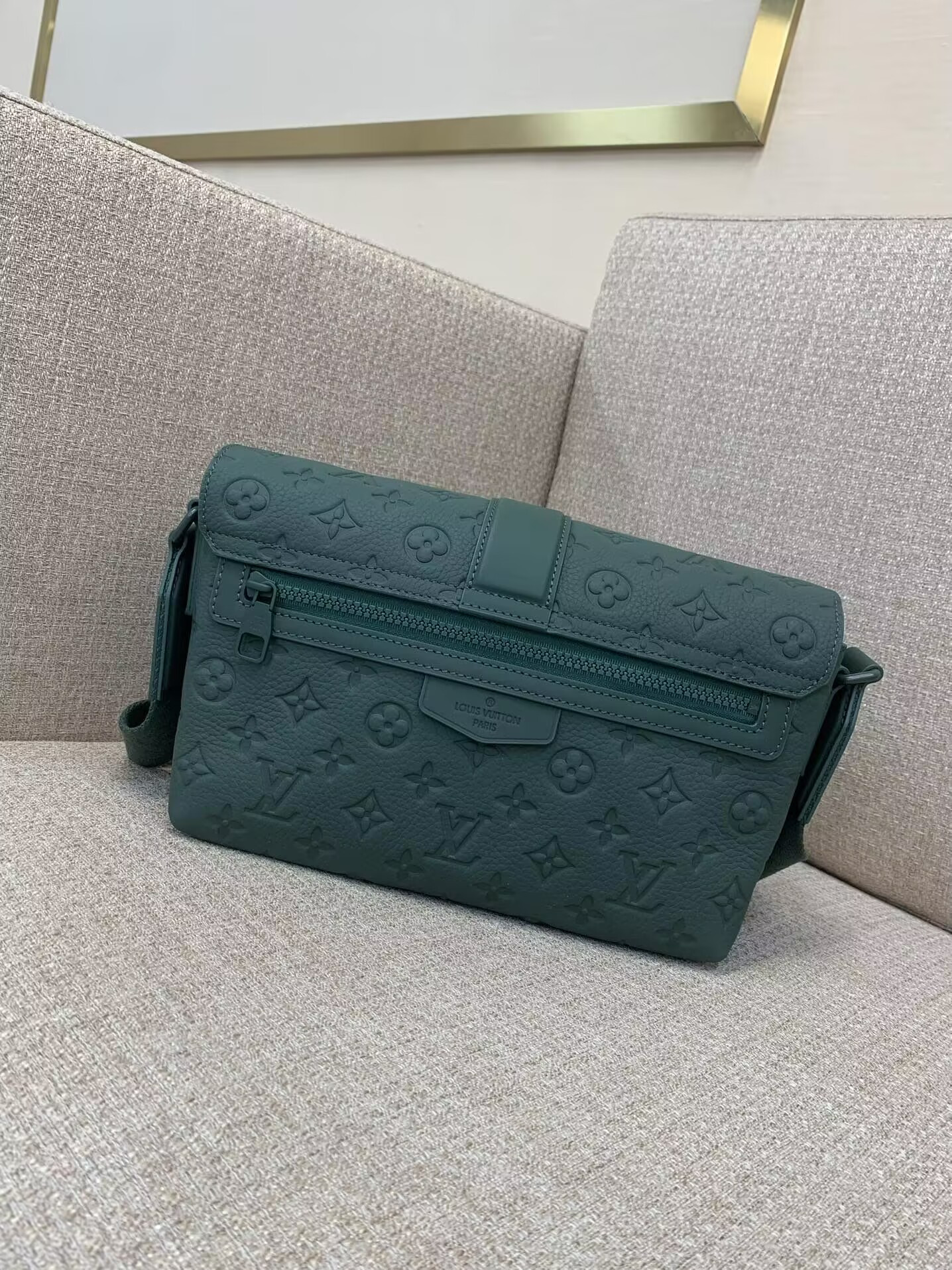 LV M24439 S-Cape Messenger
