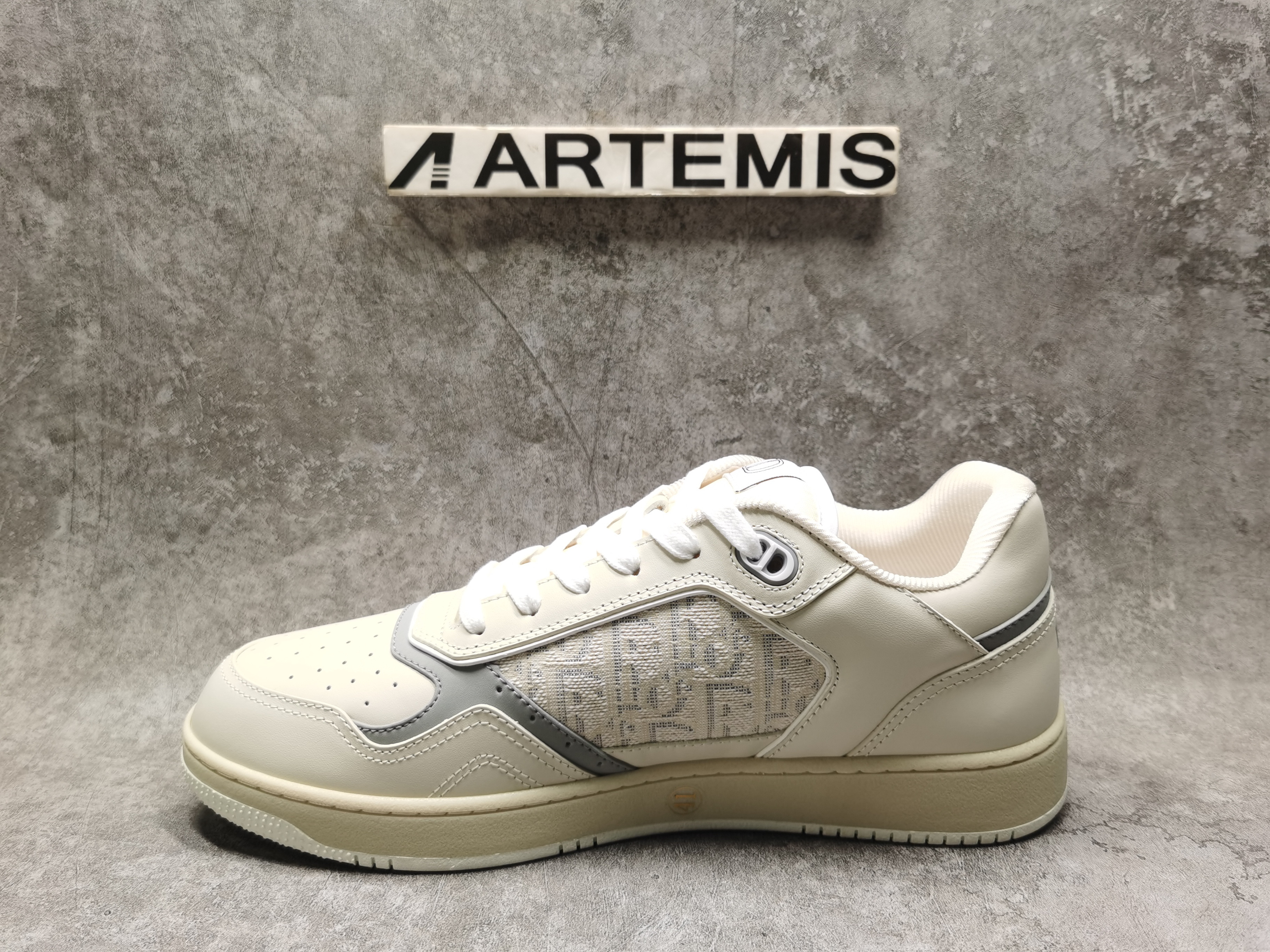 ua D*or sneaker