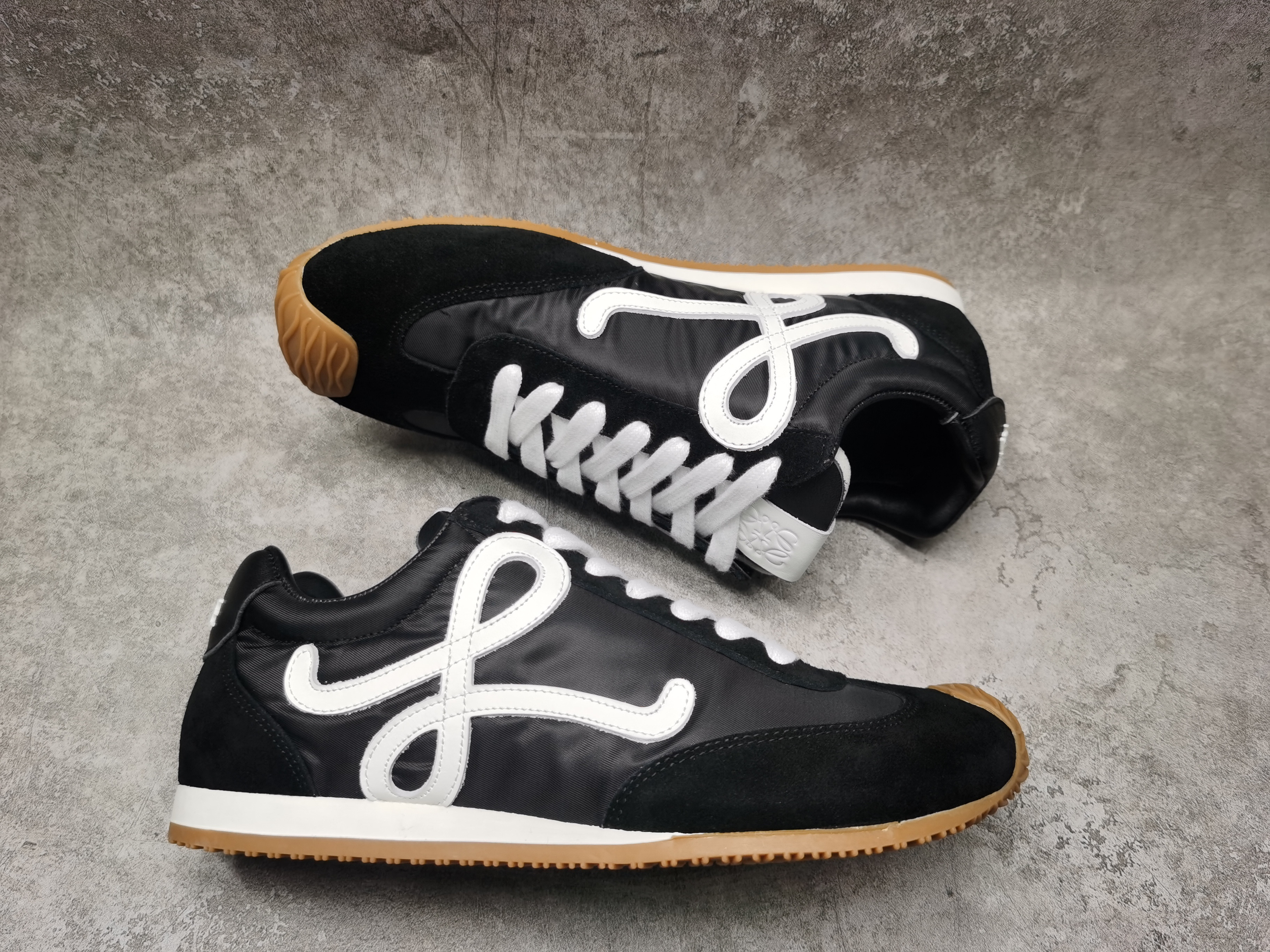 ua L0ew* sneakers