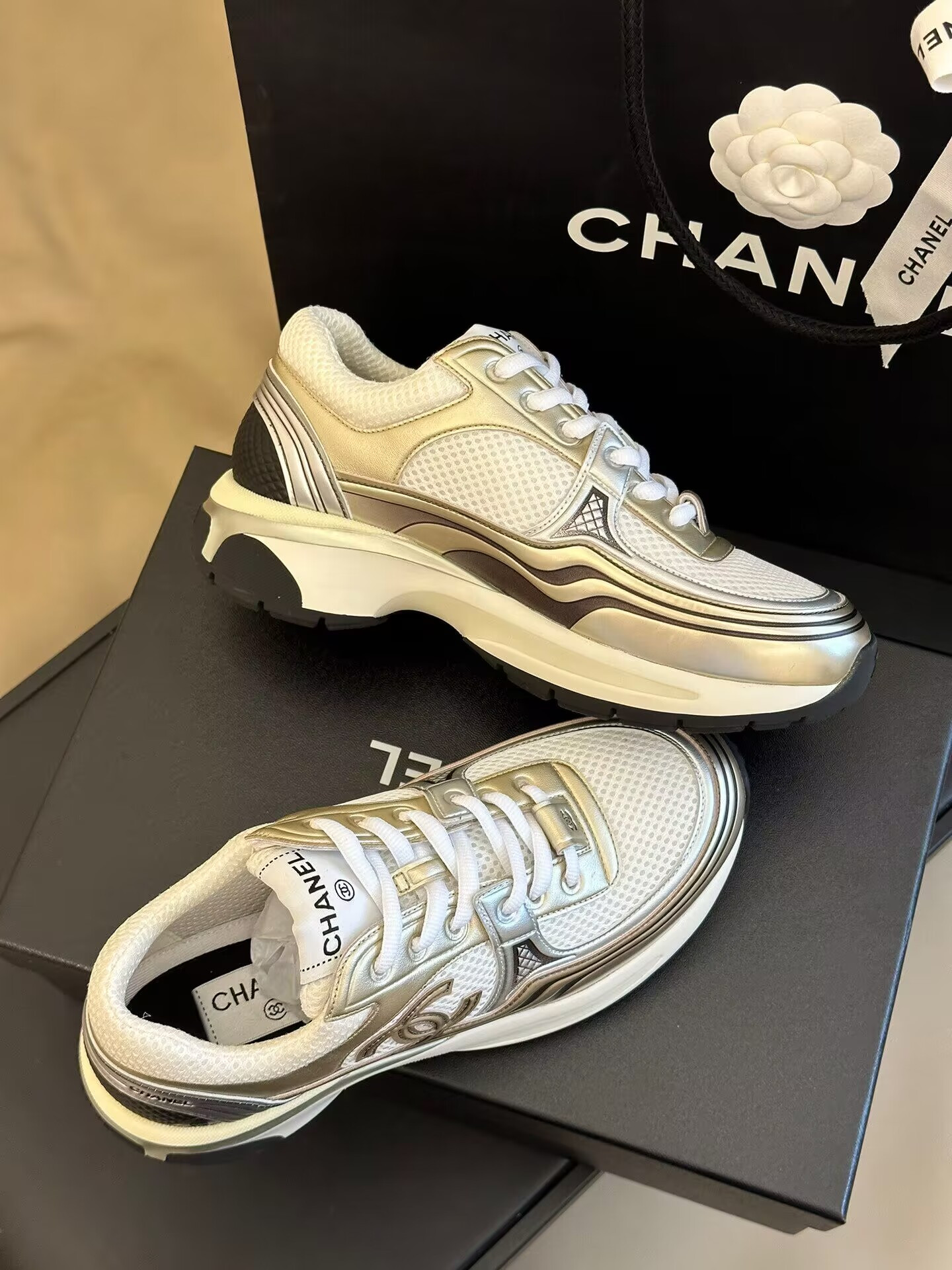 Ch*el cc runner gold laminate