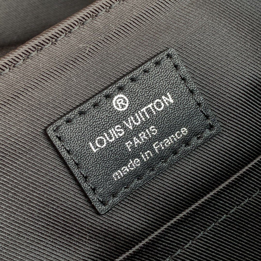 LV CHRISTOPHER MESSENGER M58476