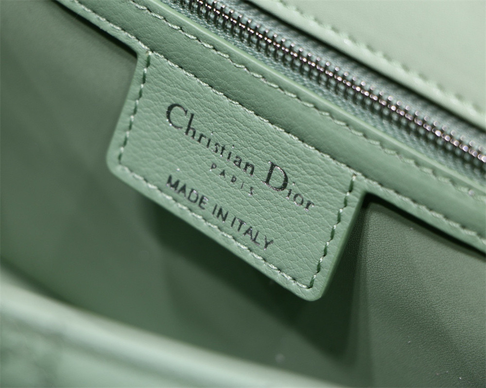 large d*or caro bag green S*pple cannage calfskin with silver hardware 29 x 18 x 10 cm