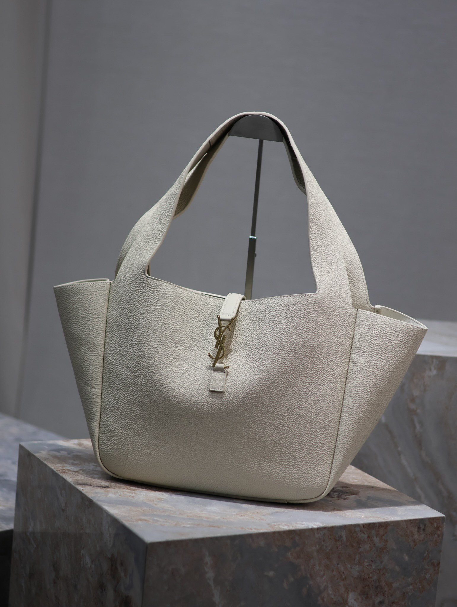 Y*L bea in grained leather white