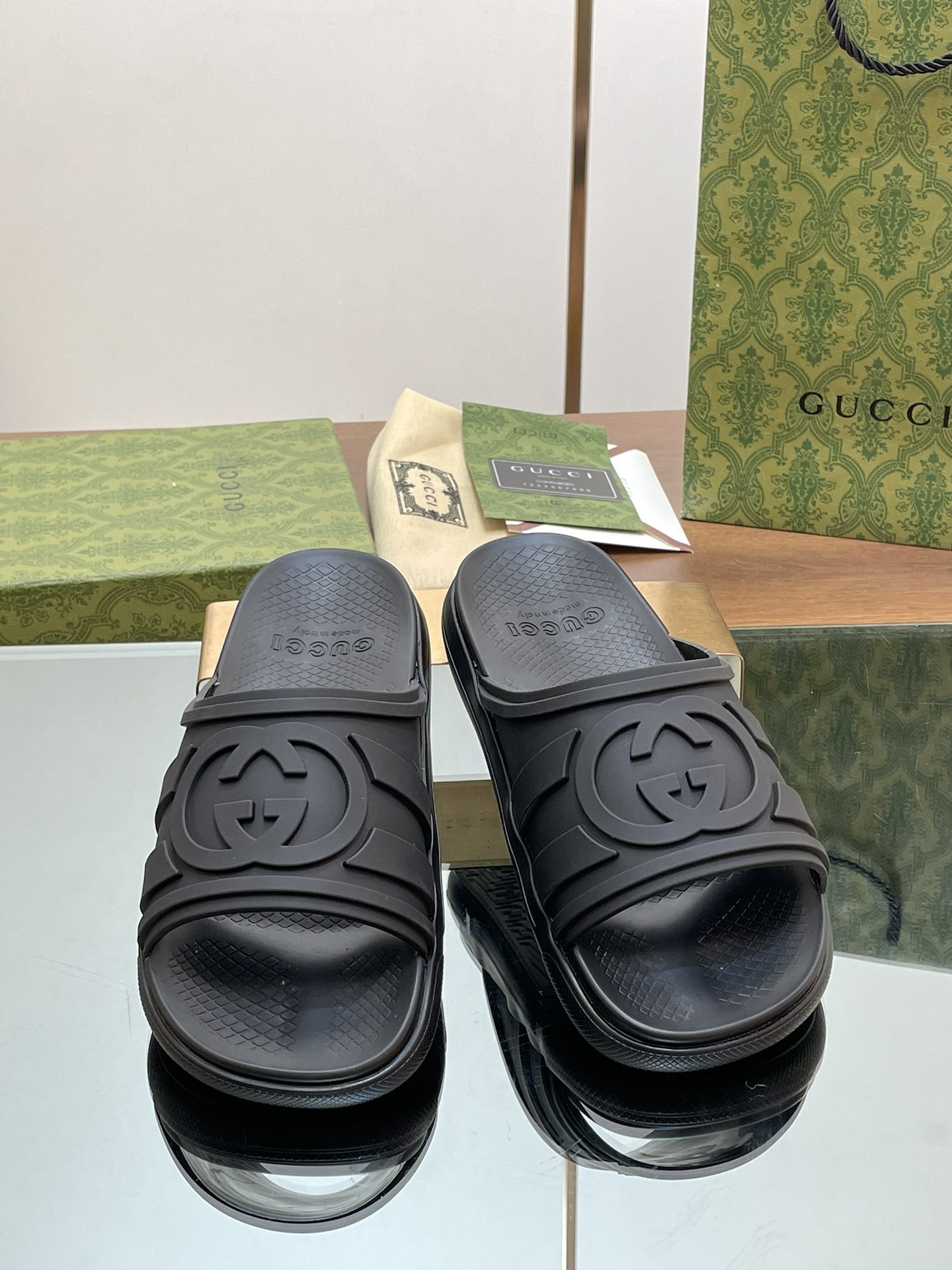 ua G*u*i interlocking g slide sandal