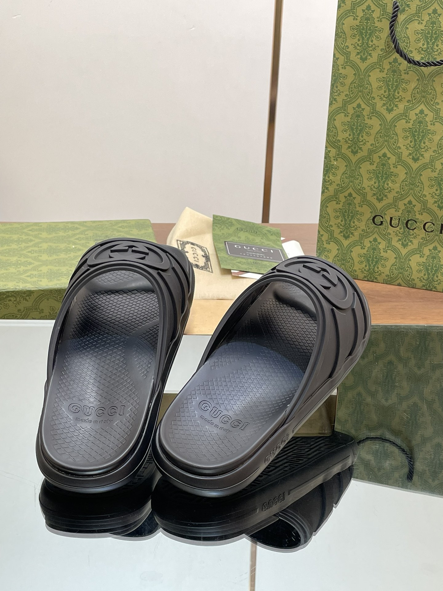 ua G*u*i interlocking g slide sandal