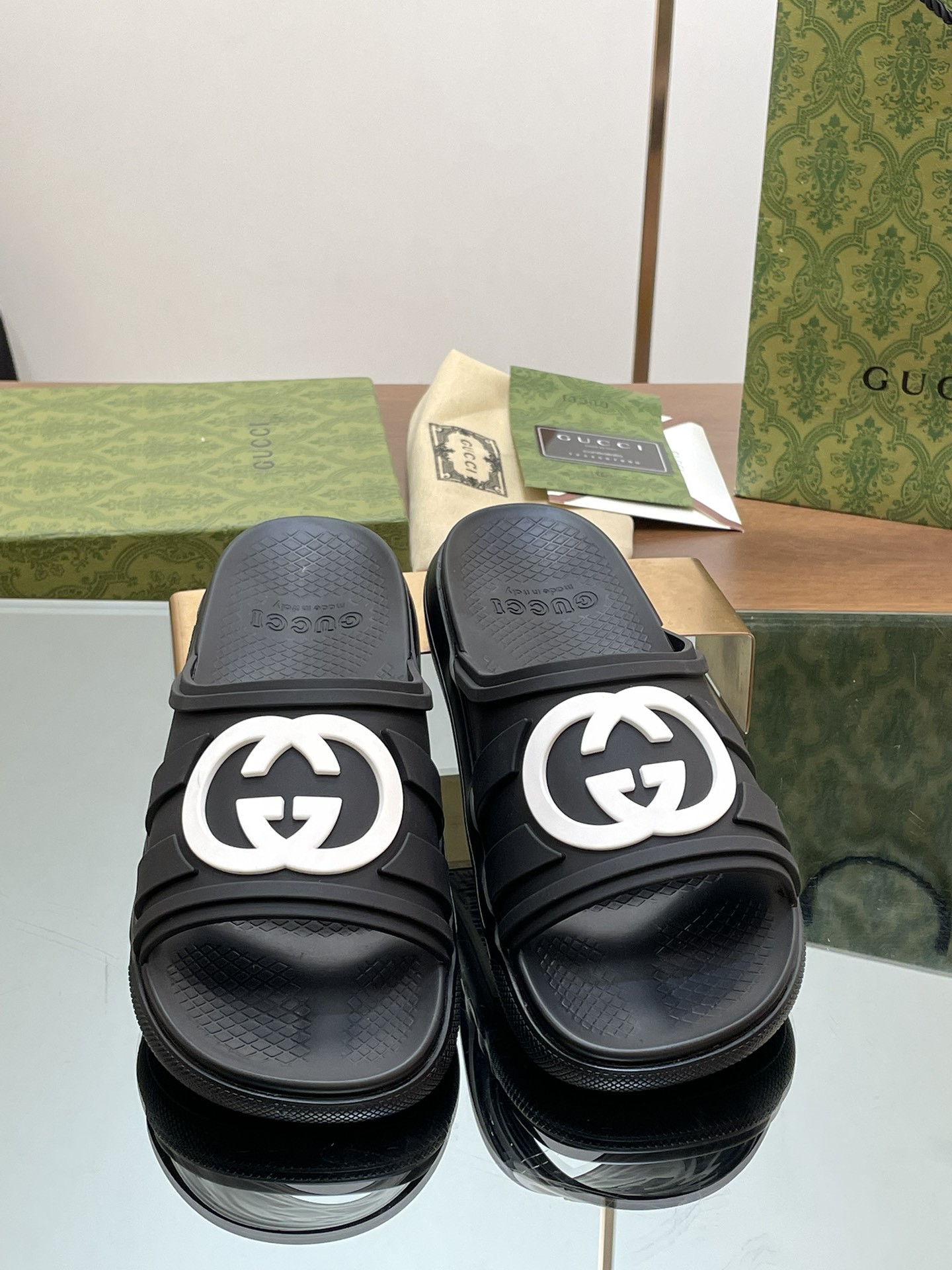 ua G*u*i interlocking g slide sandal
