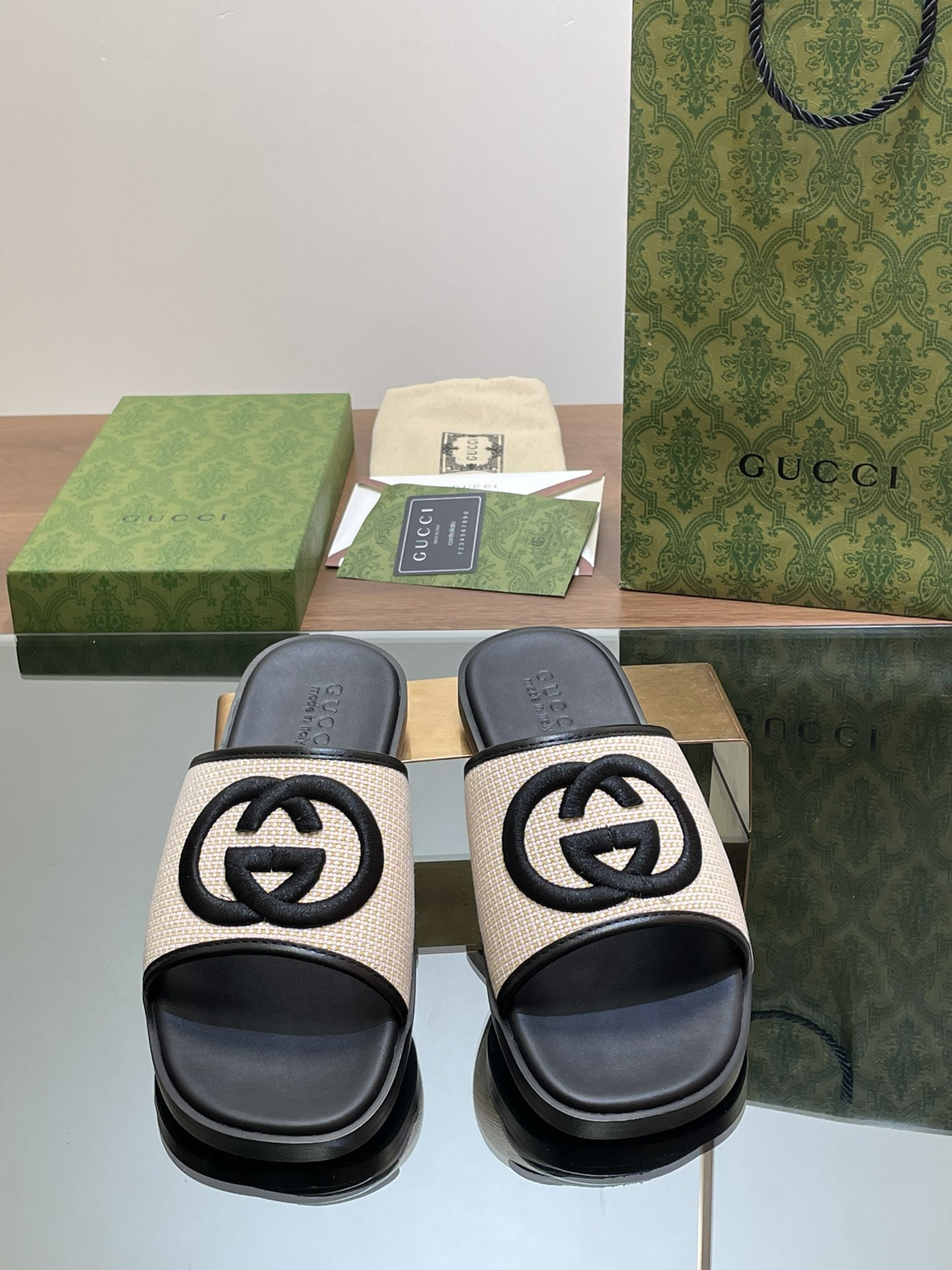 ua G*u*i interlocking g slide sandal