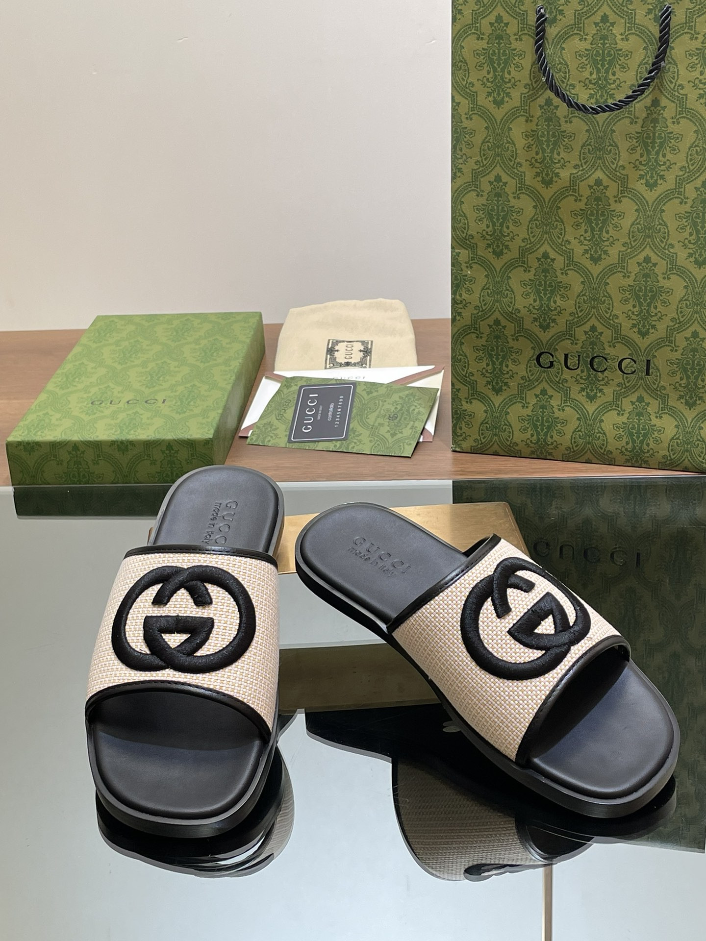 ua G*u*i interlocking g slide sandal