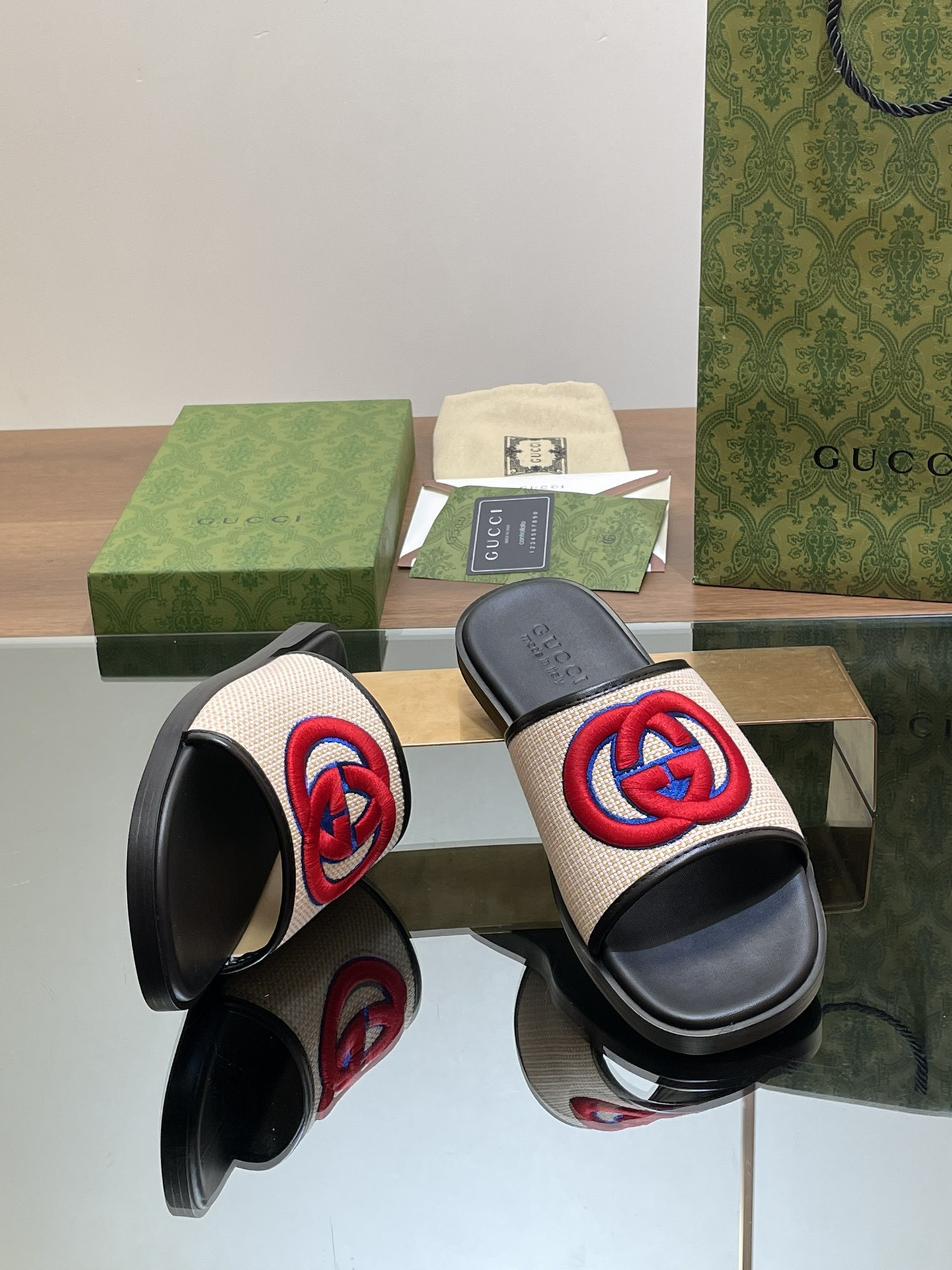 ua G*u*i interlocking g slide sandal