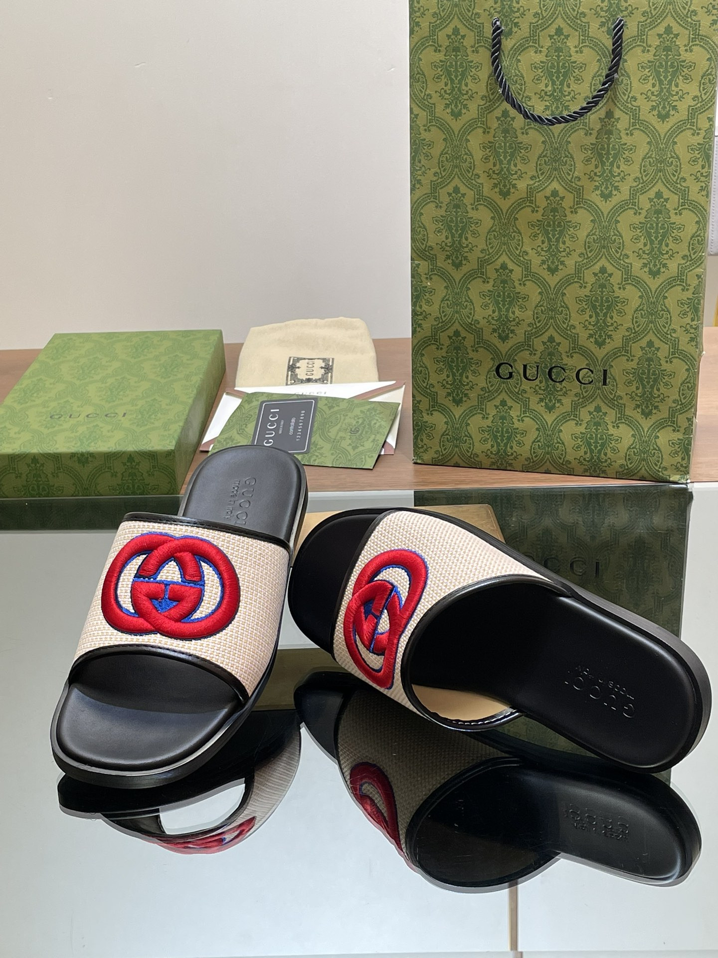 ua G*u*i interlocking g slide sandal