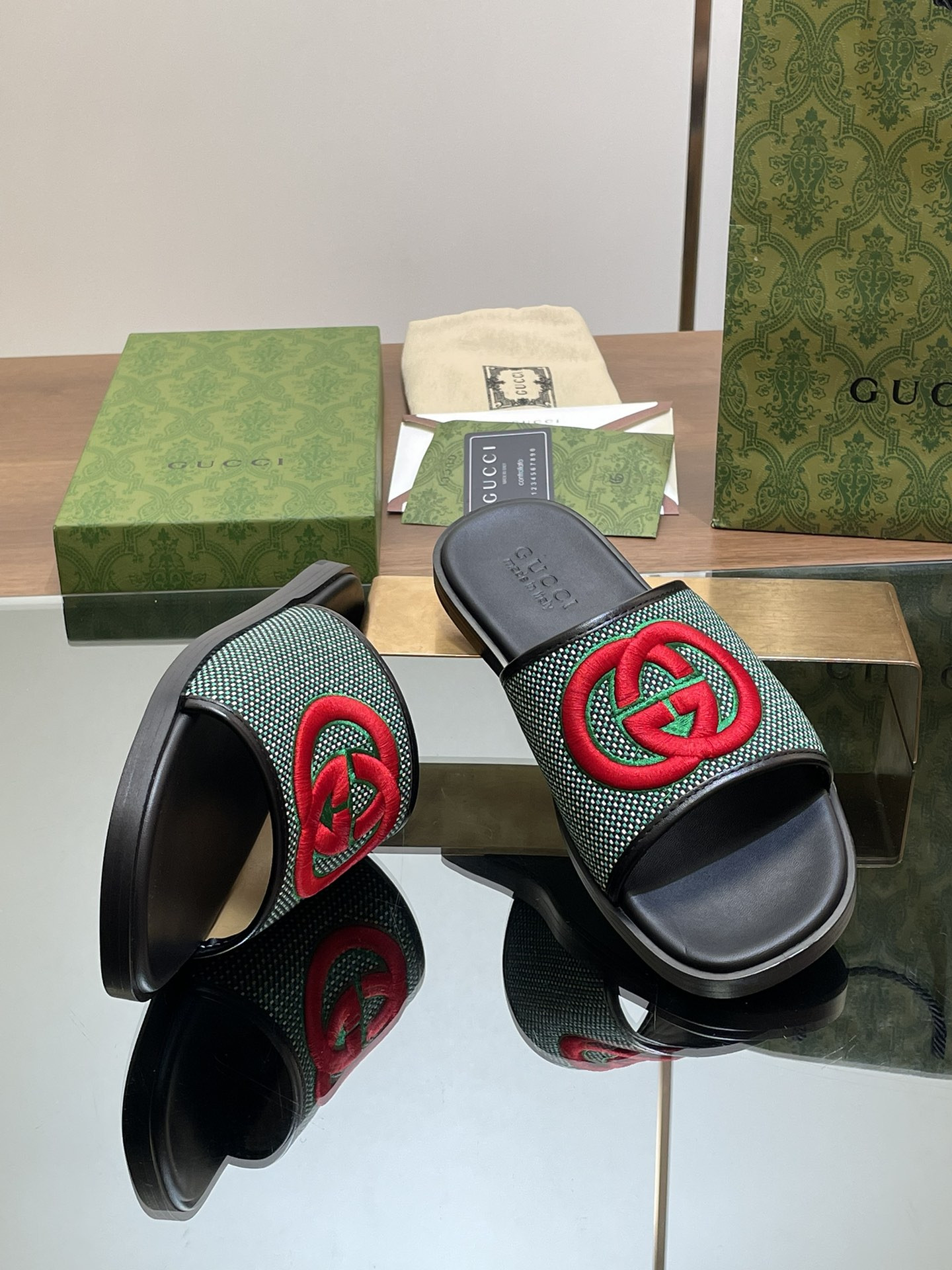 ua G*u*i interlocking g slide sandal
