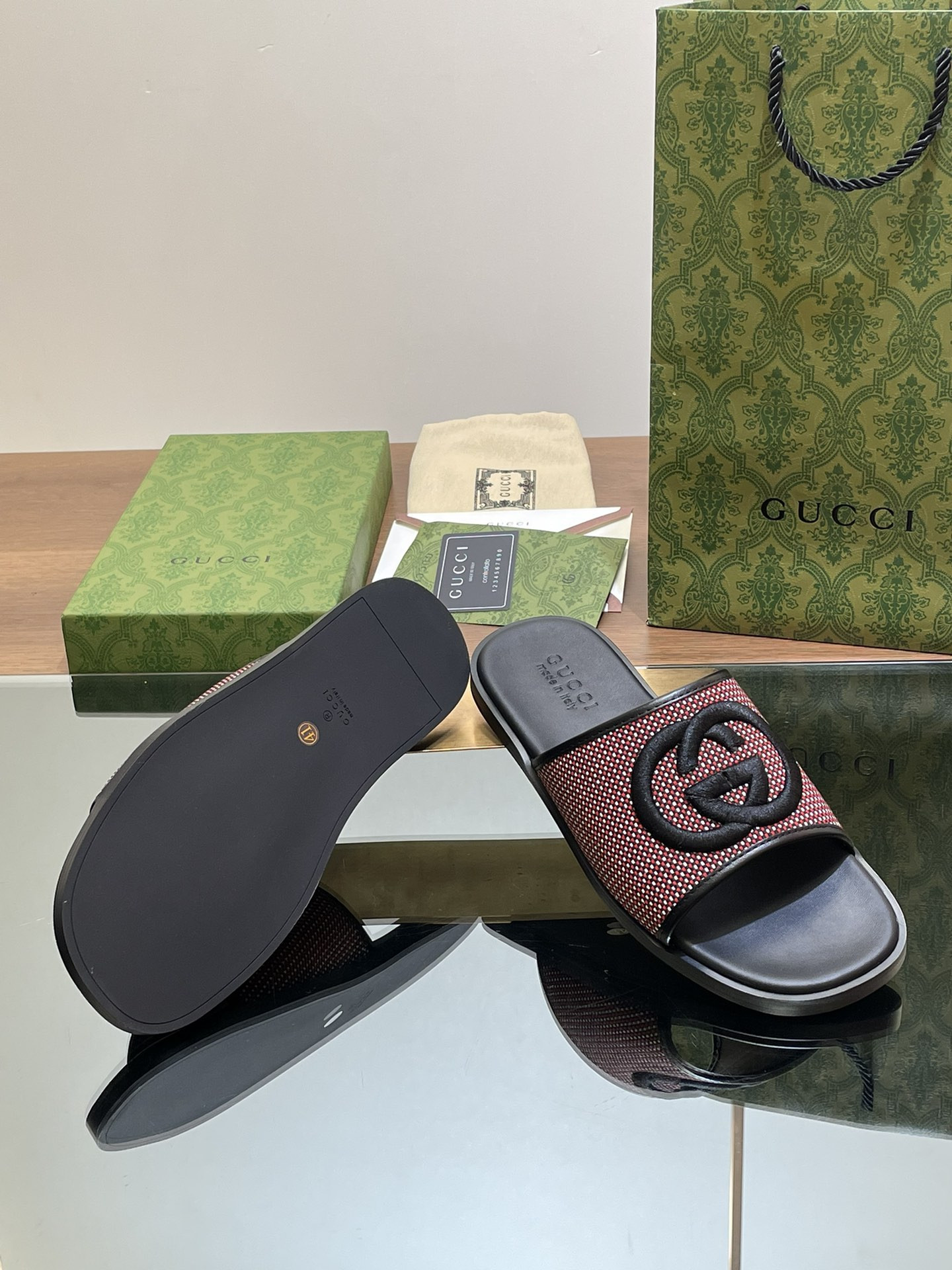 ua G*u*i interlocking g slide sandal