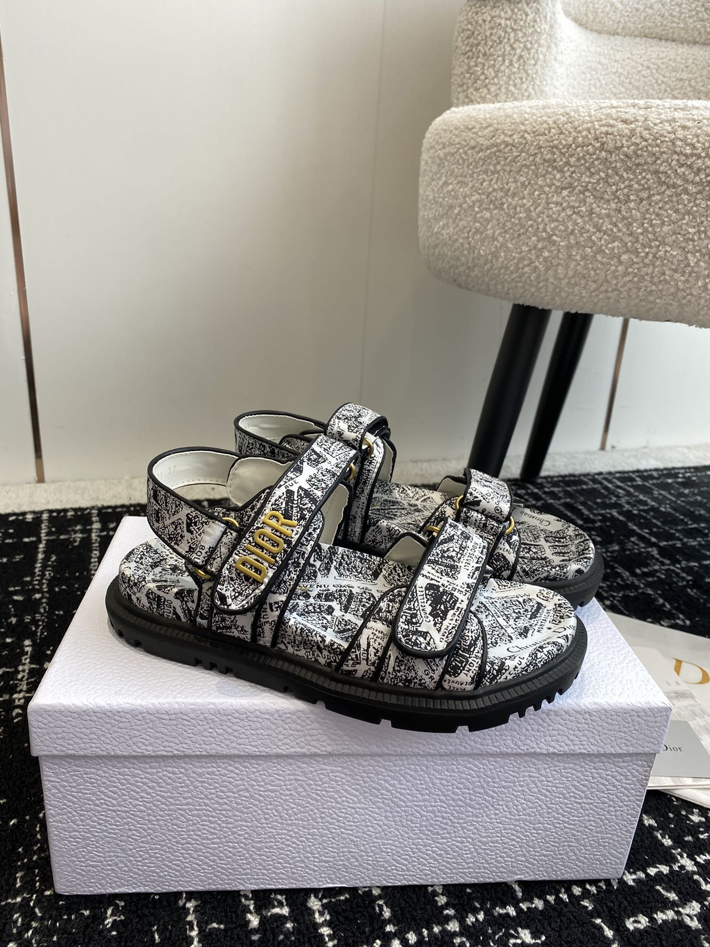 ua D*oract sandal