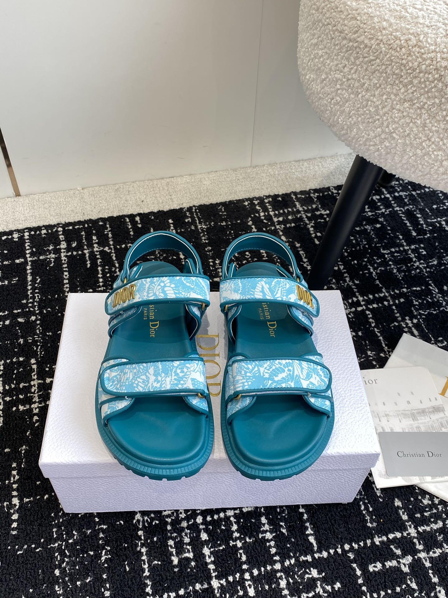 ua D*oract sandal
