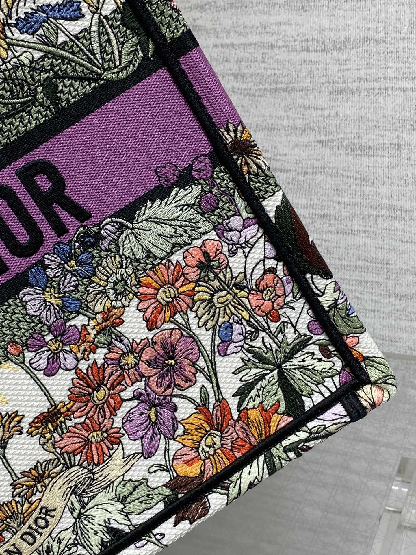 medium D*or book tote ecru multicolor 36 x 27.5 x 16.5 cm