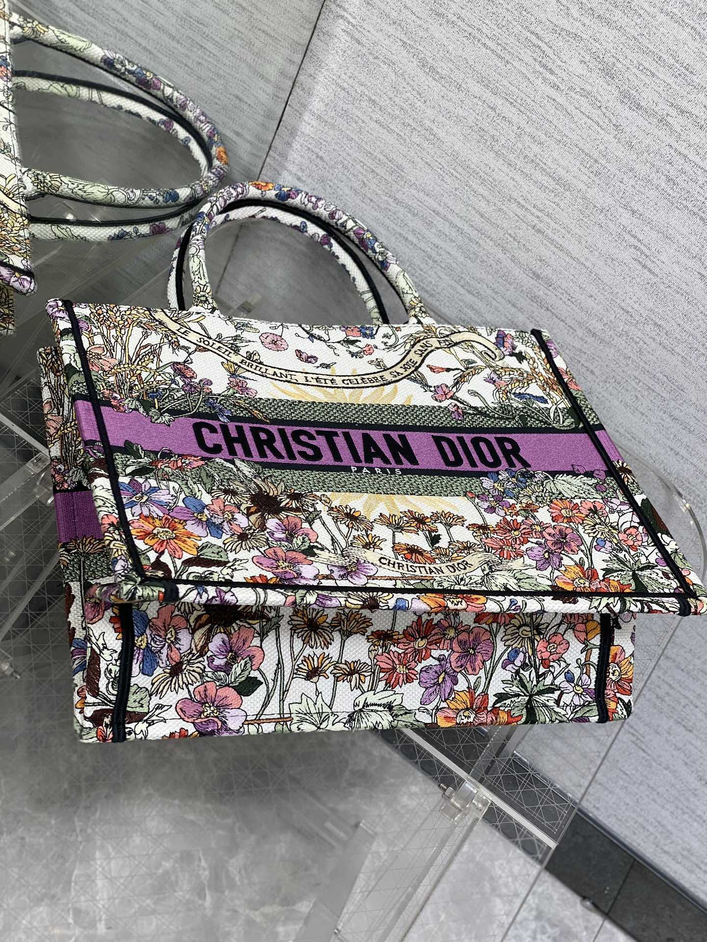medium D*or book tote ecru multicolor 36 x 27.5 x 16.5 cm