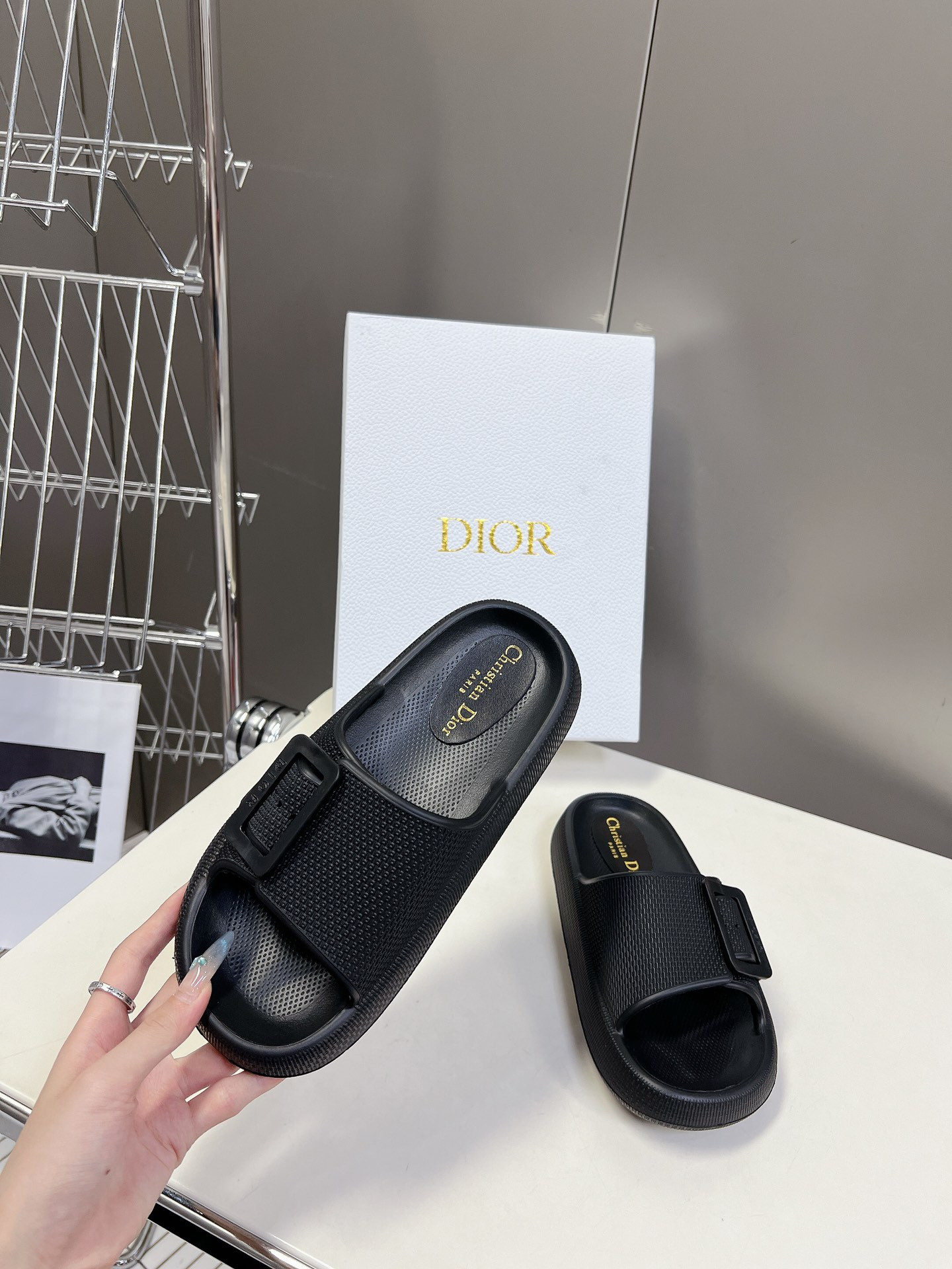 ua D*or slide
