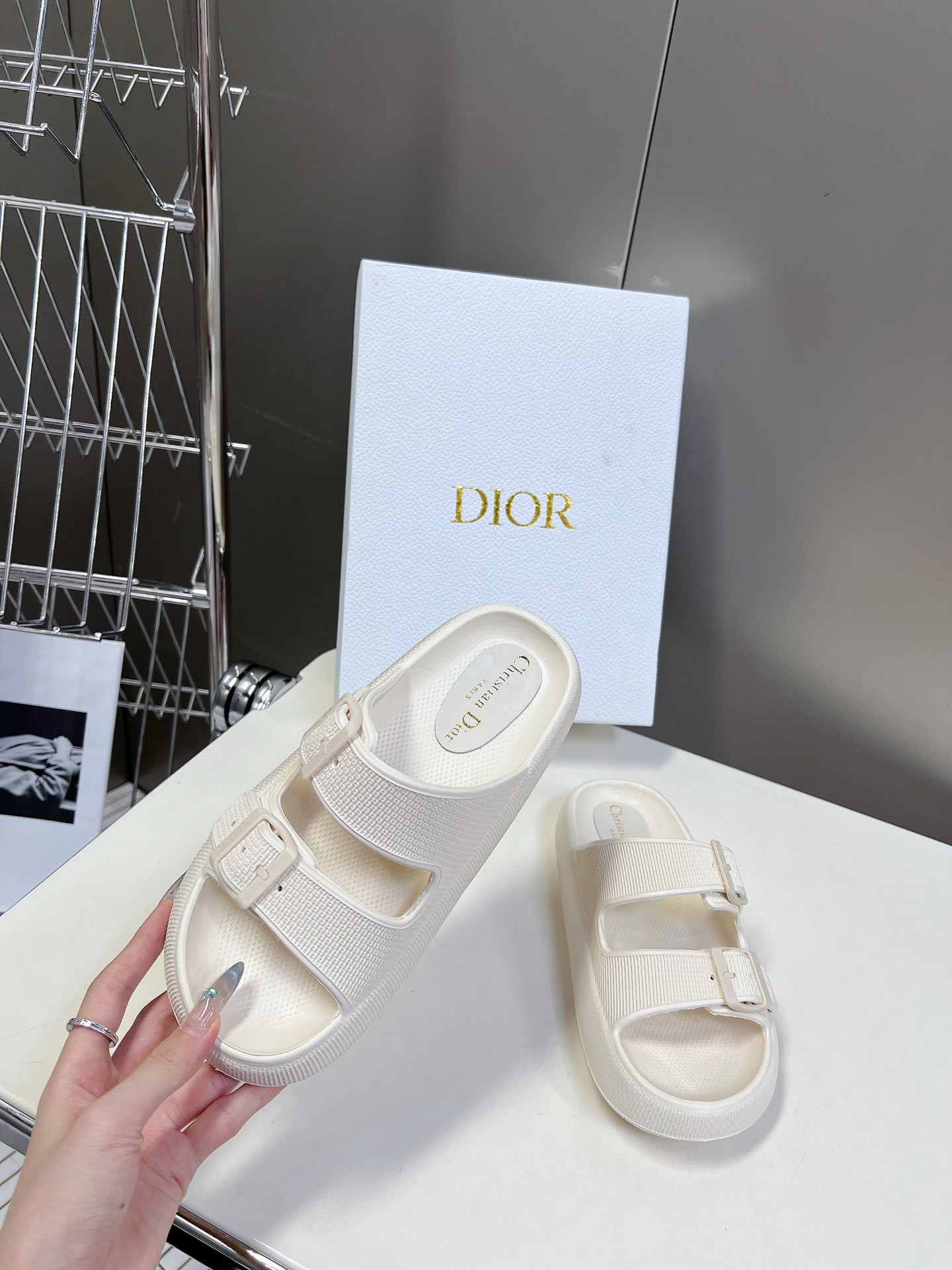 ua D*or slide