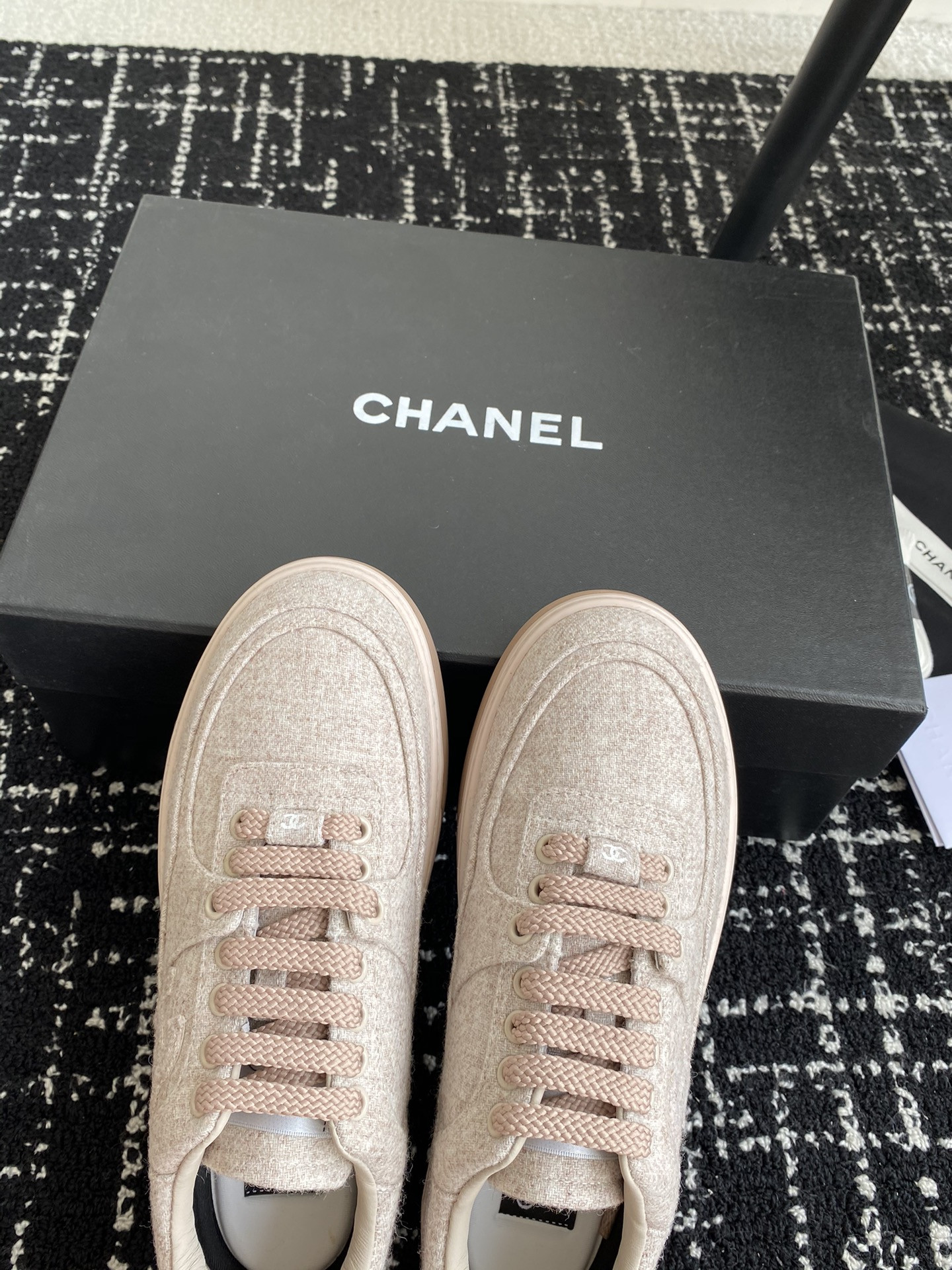 ua Ch*el sneaker
