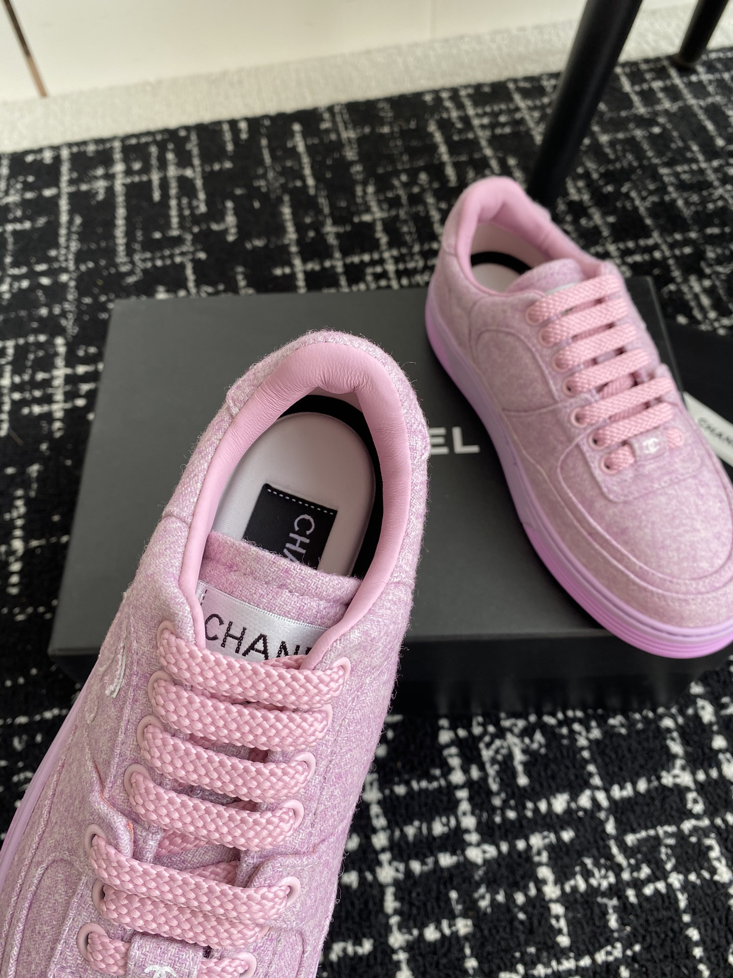 ua Ch*el sneaker