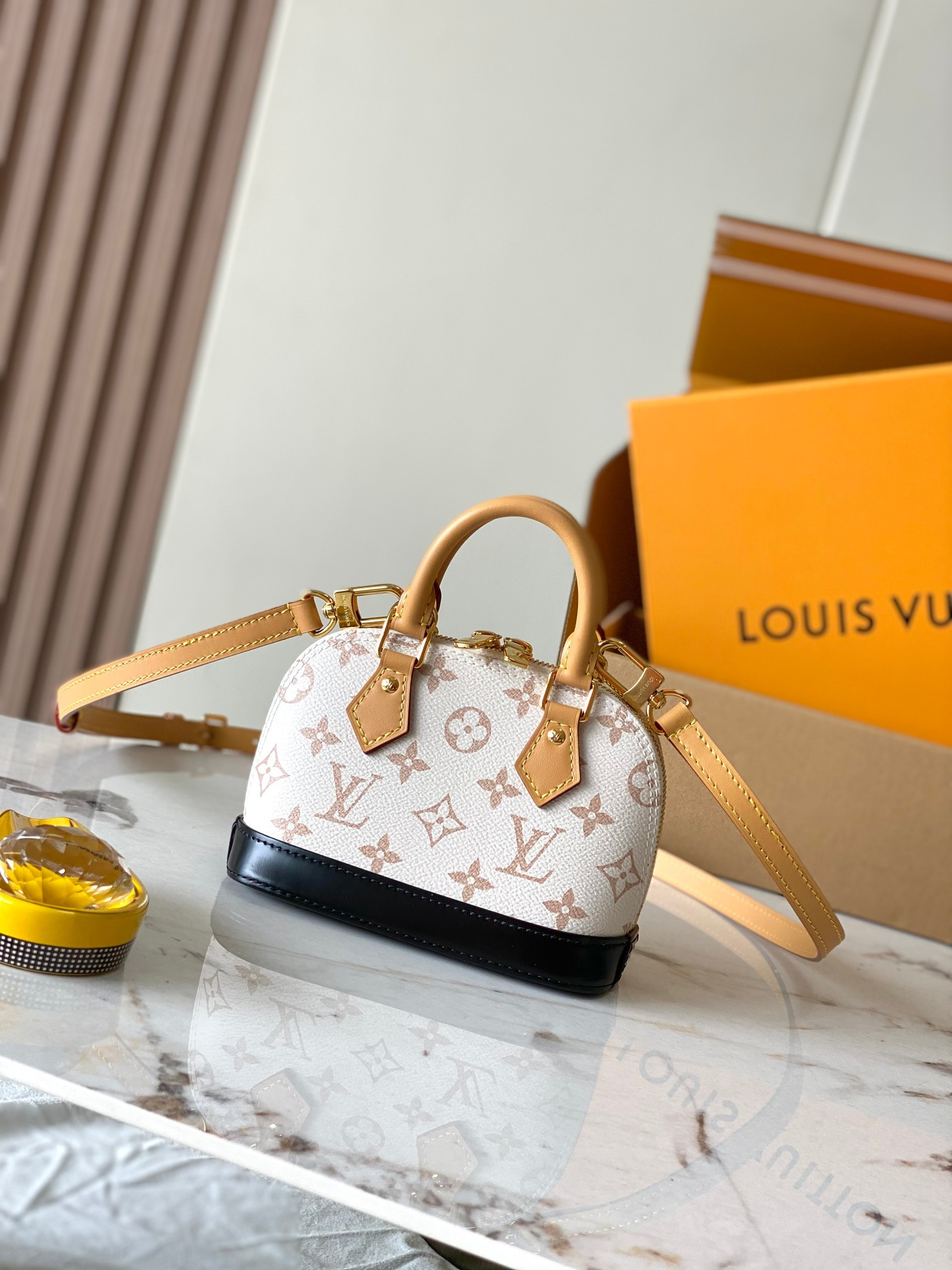 LV Nano Alma M46895 18x12x8cm